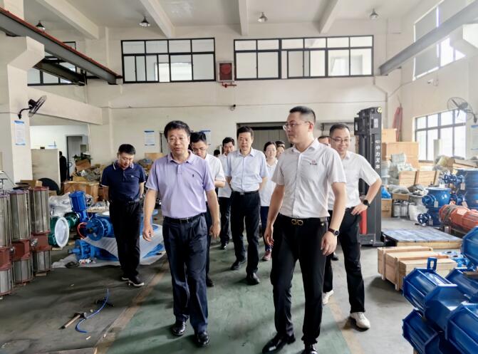 总经理熊文丰为来宾介绍汇正集团发展历程 总经理熊文丰为来宾介绍汇正集团发展历程