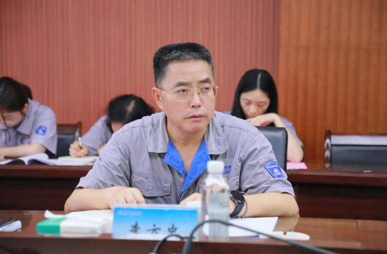 公司党委书记、董事长李方忠作表态发言 公司党委书记、董事长李方忠作表态发言